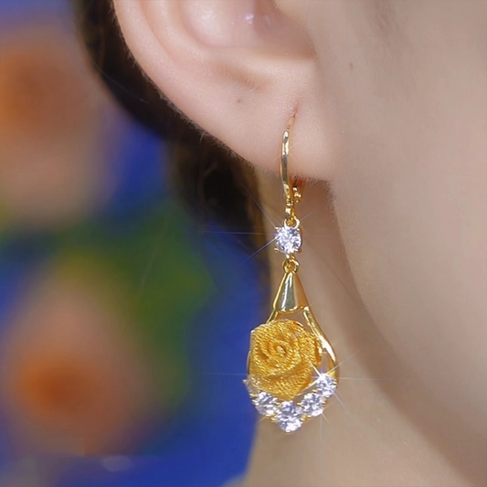 Elegantes Aretes de Rosa con Diseño de Malla