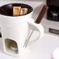 🍫 50% dto. Taza de fondue de chocolate de cerámica con portavelas integrado – mantiene el chocolate a la temperatura ideal. ¡Incluye tenedor de metal y 200 ml! ✨🔥